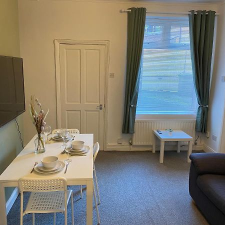 Kitchener - Wonderful 2-Bedroom Apt Sleeps 5 Free Parking Free Wifi Gateshead Eksteriør bilde